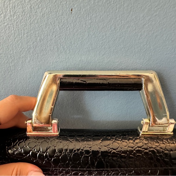 Medium sized Black Crocodile-Embossed Leather Handbag - Picture 4 of 8